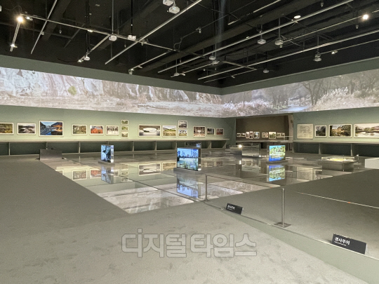 '정영선: 이 땅에 숨 쉬는 모든 것을 위하여' 설치 전경. 사진=박은희 기자